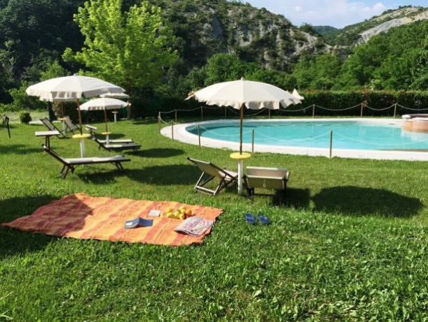 Piscina privata casale nelle marche per gruppi 