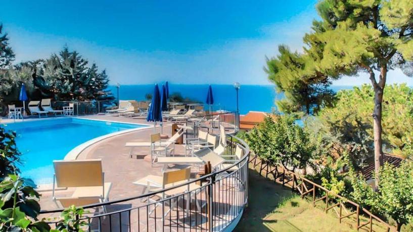 Hotel Calabria con piscina e vista mare 