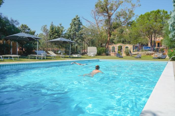 piscina con solarium villaggio 4 stelle provincia cagliari 