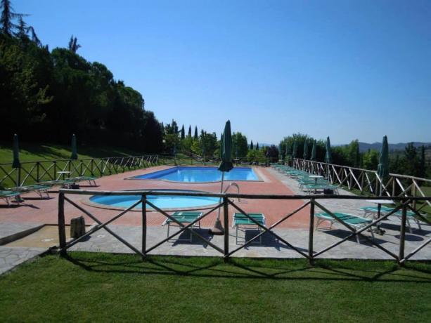 Appartamenti con piscina e ombrelloni a Corciano