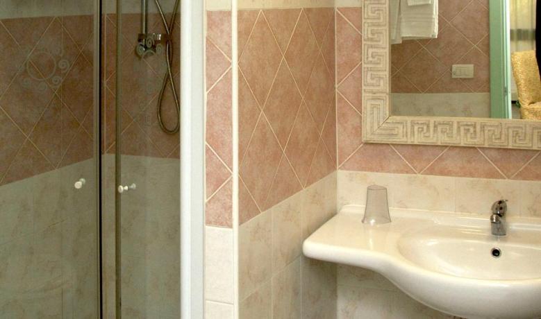 Bagno con doccia hotel a capo rizzuto 