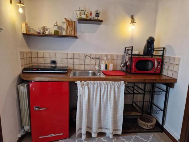 Cucina attrezzata casale nella campagna senese