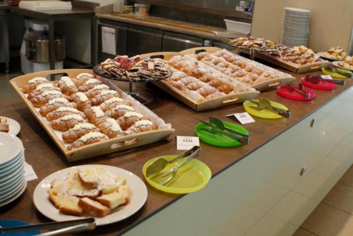 Buffet di dolci a colazione