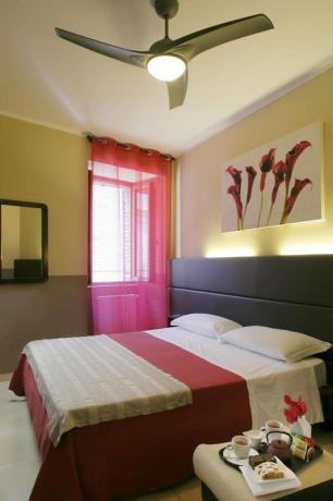 Appartamento camera matrimoniale con finestra in vista