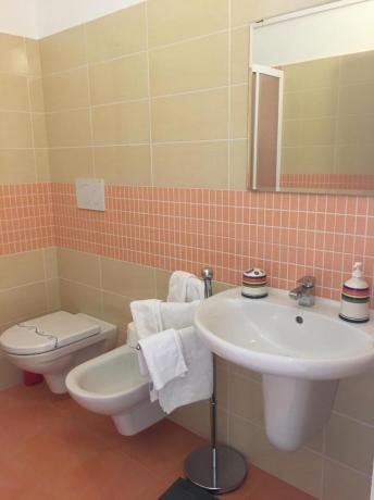 Appartamento-vacanza 8 persone con bagno privato Polignao-a-Mare