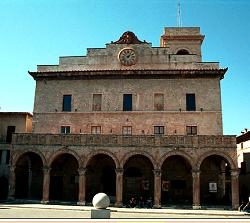 Montefalco Piazza del Comune Fuga Bove 