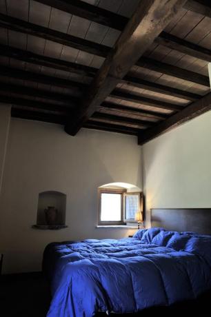 appartamento letto matrimoniale con travi in vista