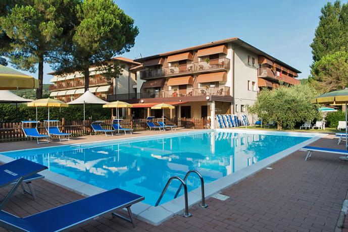 Hotel 3 stelle con piscina sul Lago-Trasimeno-Umbria 