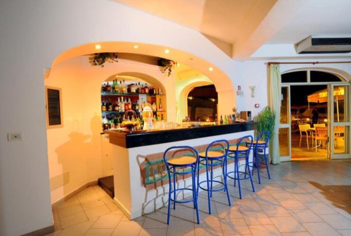 Bar interno all'hotel con Piscina 