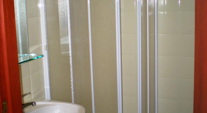 Bagno privato in camera con box doccia