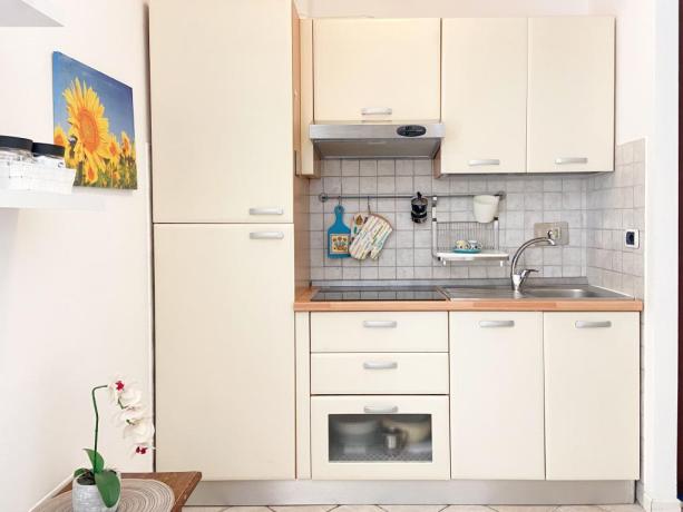 Cucina fornita di tutto l'essenziale