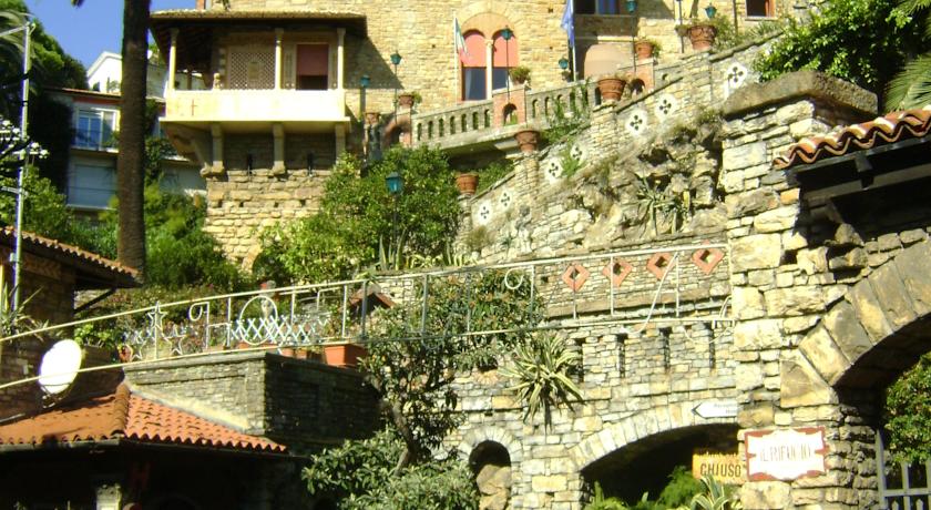 Hotel con camere romantiche, aria condizionata e terrazza panoramica 