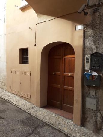 Portone principale Bilocale a Spoleto in Centro