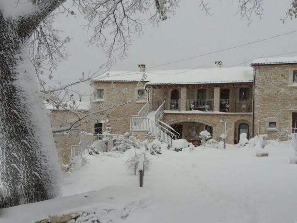 Agriturismo in pietra Abbateggio neve 