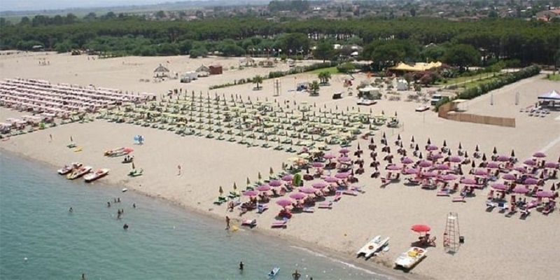 Spiaggia attrezzata con animazione per bambini  