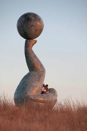 Equanimity scultura con coppia di fidanzati