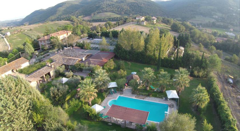 Offerta WEEKEND in Agriturismo con fattoria, piscina e giochi ideale per famiglie tra Perugia e Todi. con Bonus Vacanze Accettato