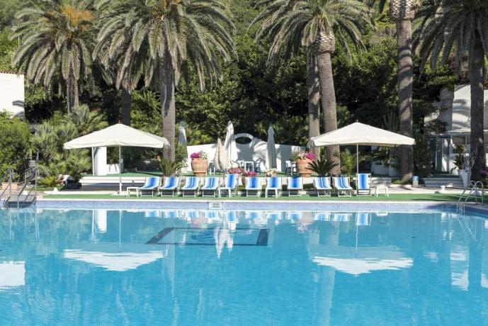 Piscina con solarium in Hotel vicino Roma 