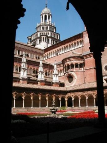 stay near the certosa in Pavia