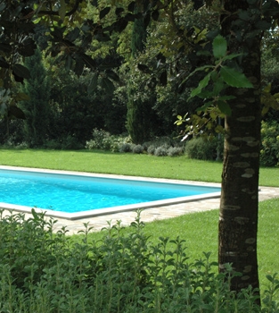 piscina nel verde