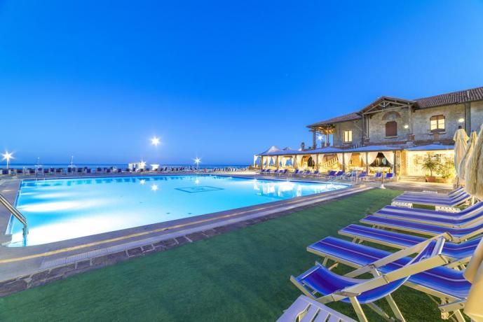 Camere vista mare, ristorante e piscina nel parco del Circeo