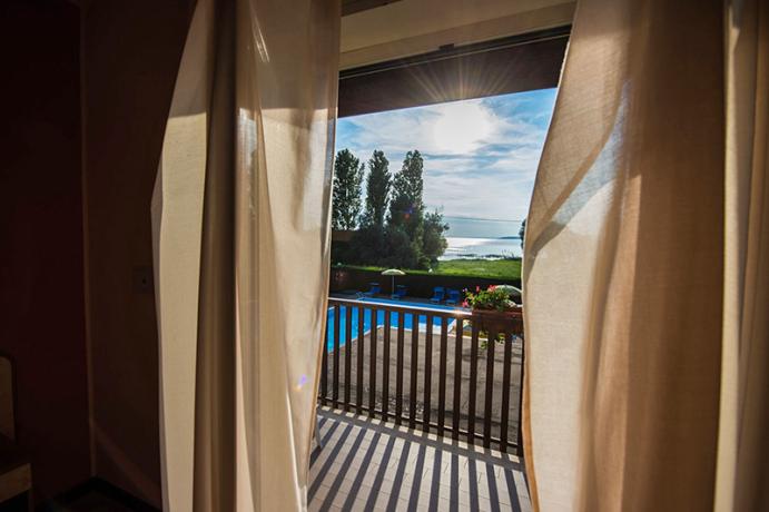 Hotel 3 stelle- camera-vista-lago-Trasimeno-Umbria 