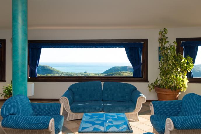 Area relax con divani e vista panoramica