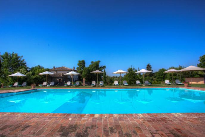 Piscina solarium nel verde della Toscana
