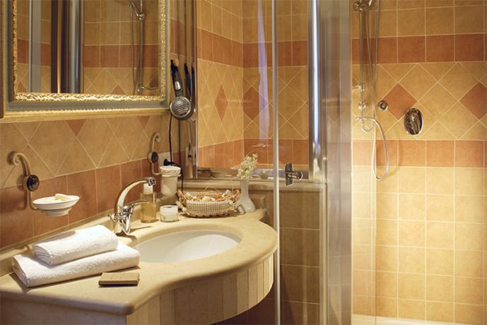 Suite Assisi bagno con ampio box doccia