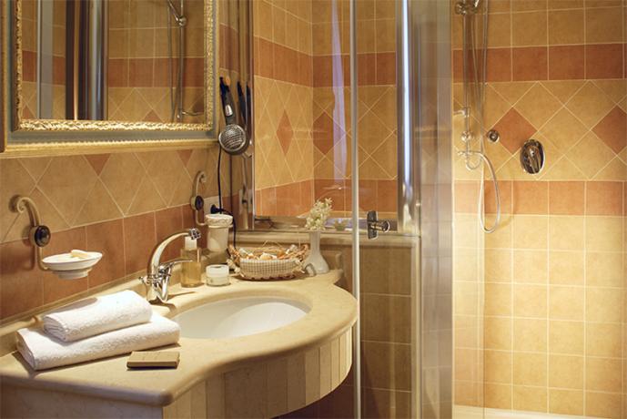 Suite Assisi bagno con ampio box doccia 