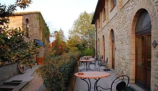 Esterno agriturismo in mattoncini a Volterra