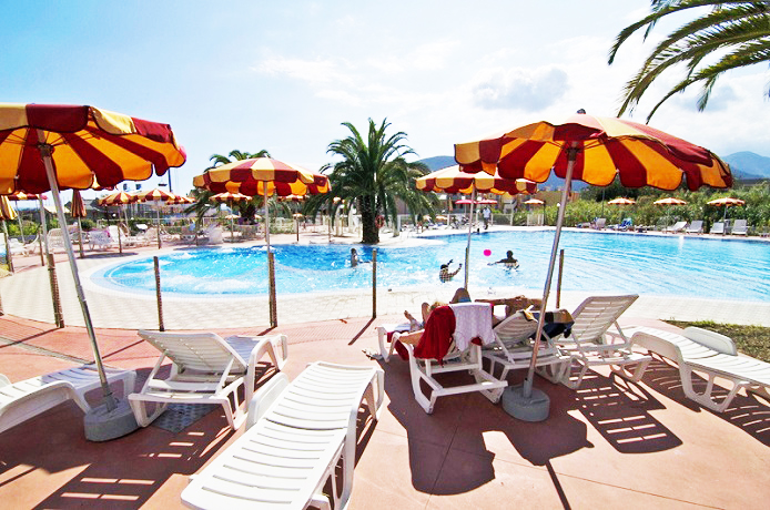 Hotel Resort con Piscina sulla Spiaggia a Loano 