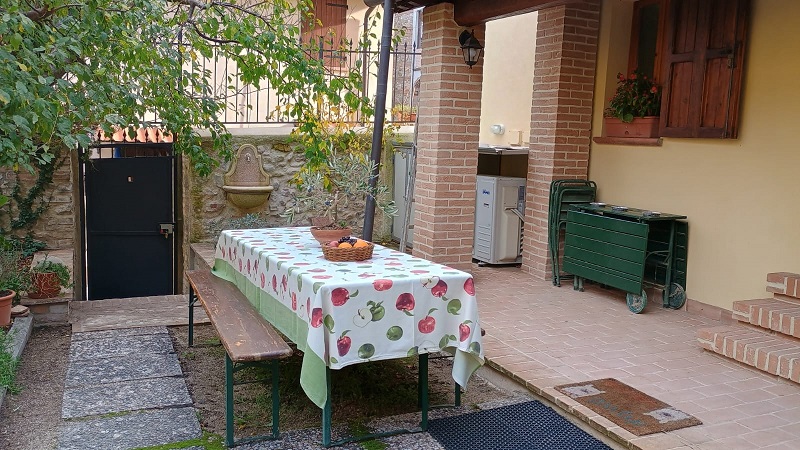 Giardino privato attrezzato con tavolino e forno