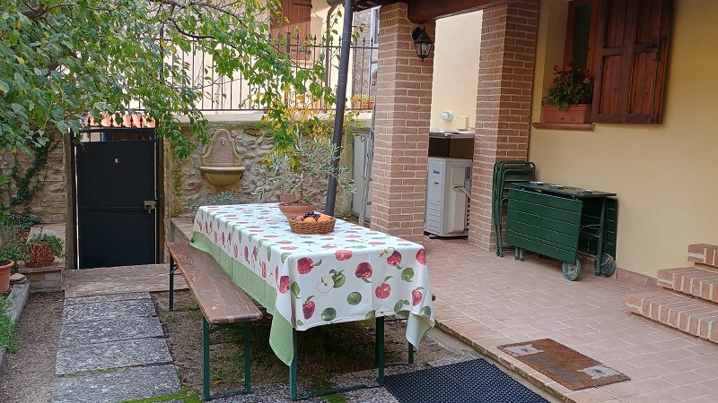 Giardino privato attrezzato con tavolino e forno 