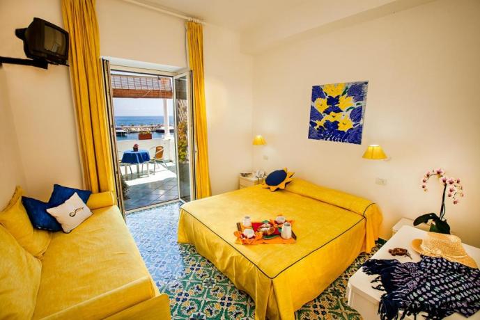 Camera familiare con balcone vista mare Ischia