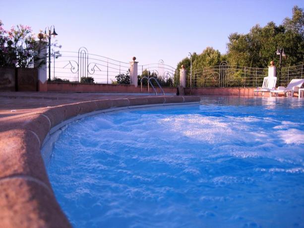 Piscina esterna casale Unciano con idromassaggio 