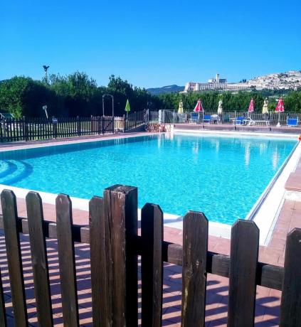 Piscina convenzionata con prato casa vacanza assisi