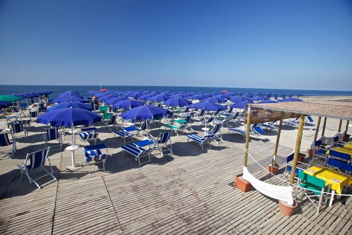 Spiaggia Attrezzata con sdraio Ombrellone ecc. 