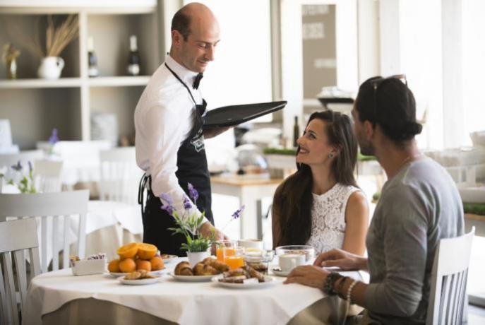 Colazione servita al tavolo hotel4stelle Promontorio del Gargano 