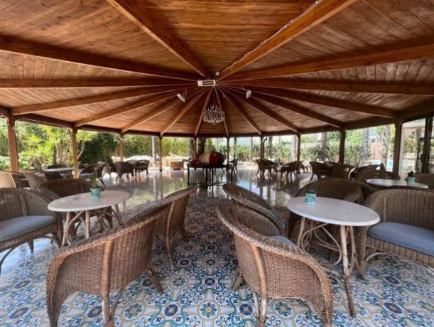 Gazebo con sedie e tavolini in Hotel