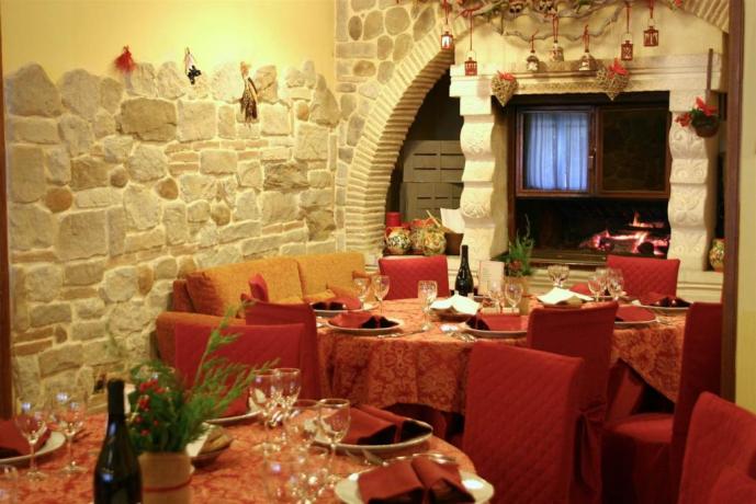 Sala ristorante con camino Hotel Abruzzo 