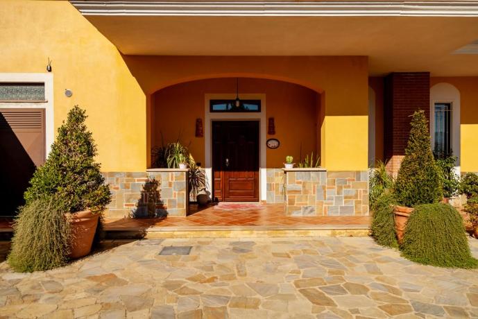Ingresso villa-vacanza a Laureana Cilento area giochi bambini