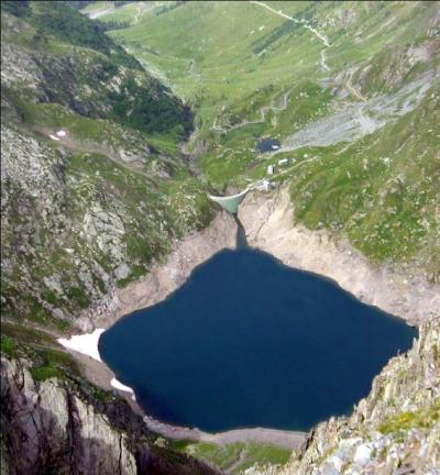 Stay near the lake Lago del Diavolo