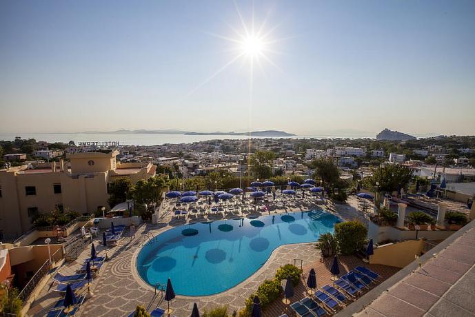 Piscina Termale esterna albergo 4 stelle Ischia