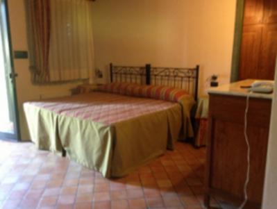 suite con letto matrimoniale beauty farm trasimeno