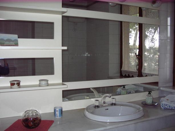 Bagno spazioso Camere in B&B a Porto Sant'Elpidio