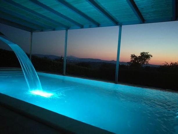 Piscina coperta riscaldata con SPA in Umbria  