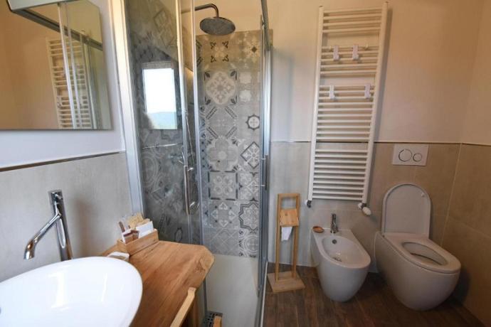 Bagno privato moderno con doccia 