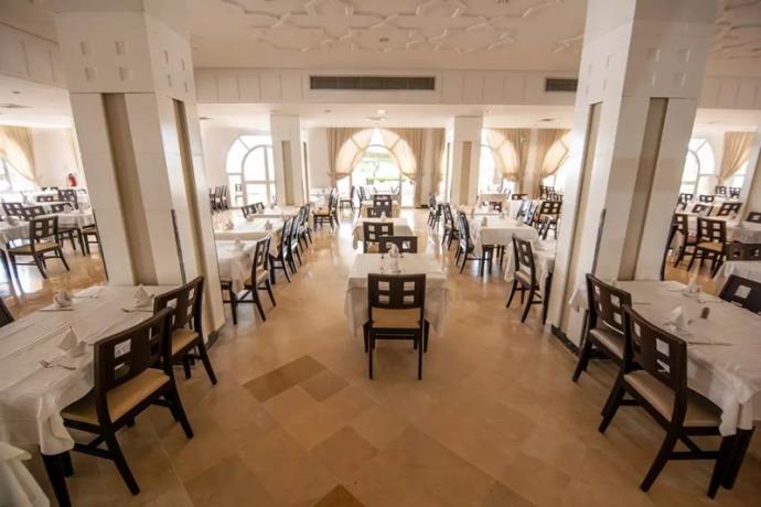 Ampia sala ristorante villaggio Tunisia Buffet 