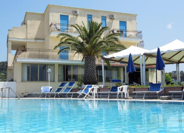 hotel-scentone-piscinacoperta-idromassaggio-piscina-vistamare-foriodischia